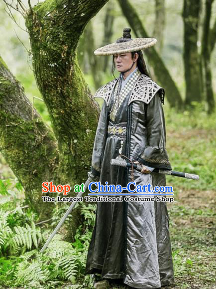 Traditional Chinese Ancient Swordsman Blades Embroidered Costumes and Bamboo Hat for Men