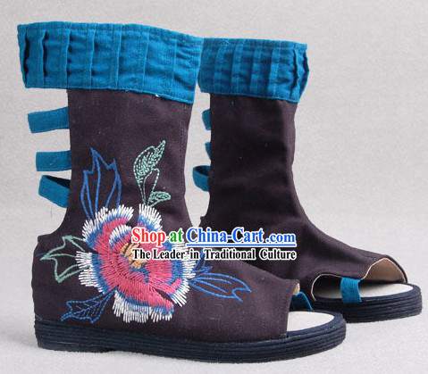 Chinese Traditional Handmade and Embroidered Cloth Boots