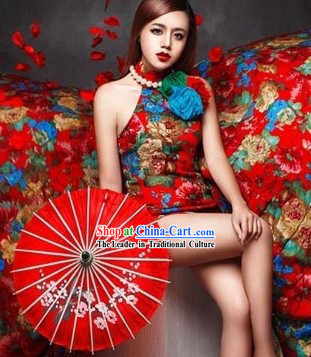 Traditional Chinese Red Cheongsam Qipao for Women with Long Trail