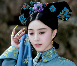 Qing Dynasty Noblewoman Manchu Black Wig and Hair Jewelry