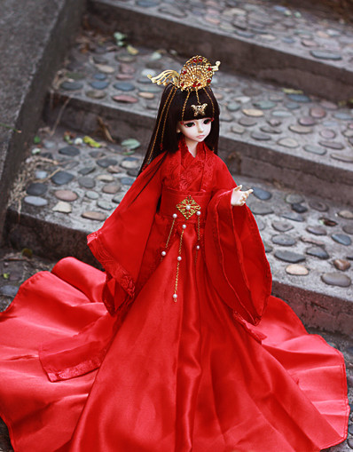 Top Chinese Red Wedding Dresses and Hair Jewelry