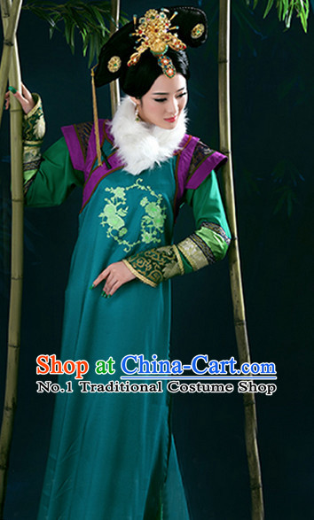 Chinese traditional ceremonial wedding outfit for women