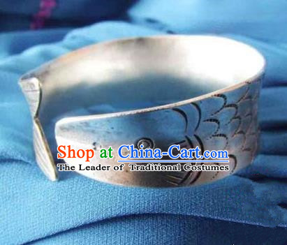 Traditional Chinese Miao Nationality Bracelet, Hmong Folk Wedding Sliver Bracelet, Chinese Minority Nationality Miao Fish Bracelet Jewelry Accessories for Women