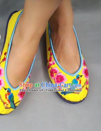 Traditional Chinese National Yellow Silk Shoes Embroidered Shoes, China Handmade Shoes Hanfu Embroidery Wintersweet Shoes for Women
