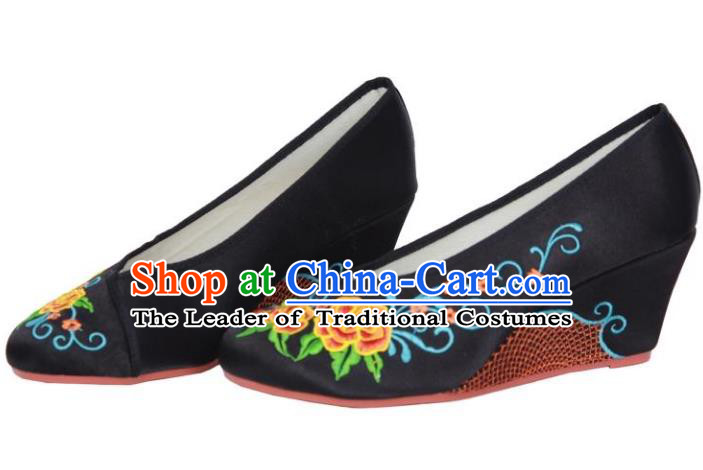Traditional Chinese National Bride Black Satin Embroidered Shoes, China Handmade Embroidery Flowers Hanfu Wedge-soled Slippers for Women