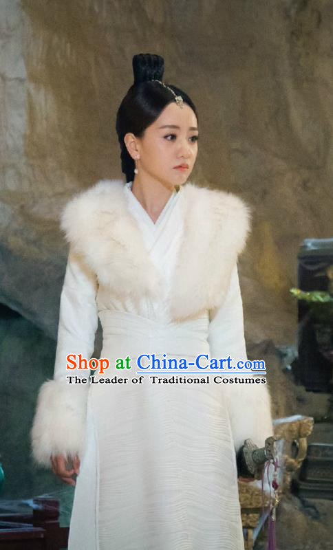 Traditional Ancient Chinese Swordswoman Costume, Chinese Ming Dynasty Chivalrous Heroine Fur Dress, Cosplay Chinese Television Drama Flying Daggers Princess Hanfu Clothing for Women