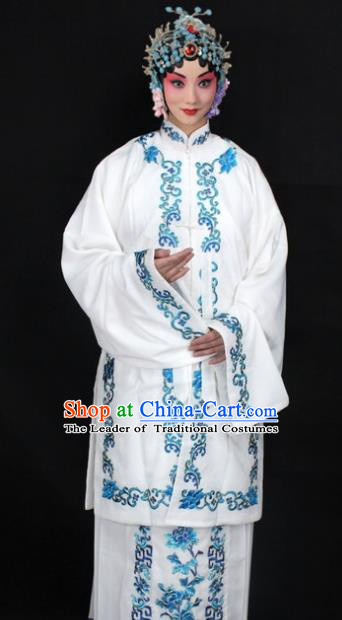 Traditional China Beijing Opera Young Lady Hua Tan Costume White Embroidered Shawl, Ancient Chinese Peking Opera Female Diva Embroidery Dress Clothing