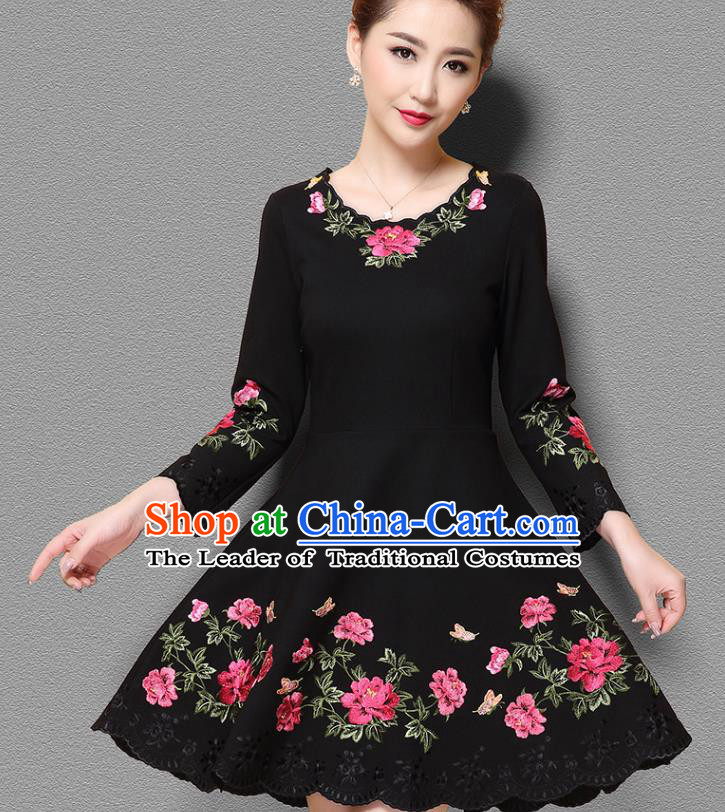 Top Grade Asian Chinese Costumes Classical Embroidery Dress, Traditional China National Middle Sleeve Embroidered Clothing for Women