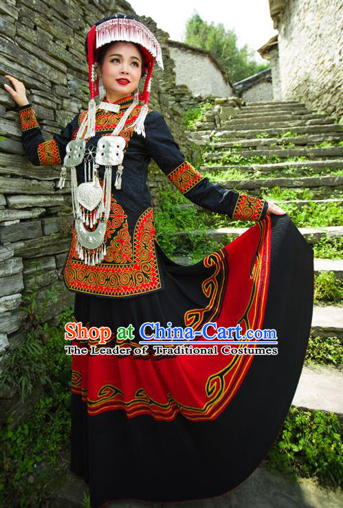 Traditional Chinese Yi Nationality Embroidered Wedding Costume, China Yi Ethnic Minority Dance Black Clothing and Headwear for Women