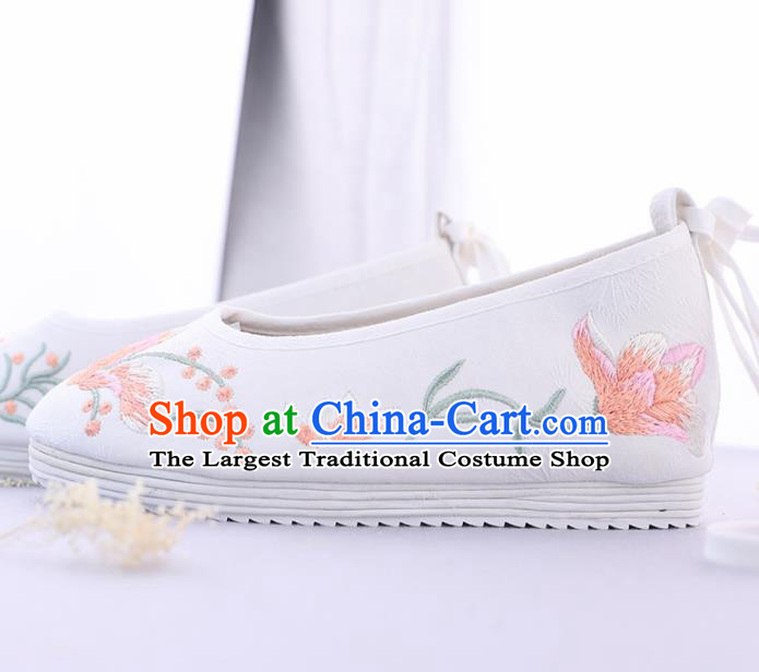 Traditional Chinese Ancient Princess Embroidered Magnolia White Shoes Cloth Shoes Handmade Hanfu Shoes for Women