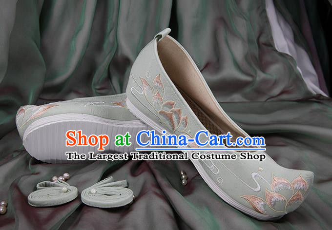 Chinese Handmade Embroidered Lotus Light Green Cloth Bow Shoes Traditional Ming Dynasty Hanfu Shoes Princess Shoes for Women