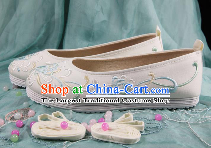 Chinese Handmade Embroidered Chrysanthemum White Cloth Shoes Traditional Ming Dynasty Hanfu Shoes Princess Shoes for Women