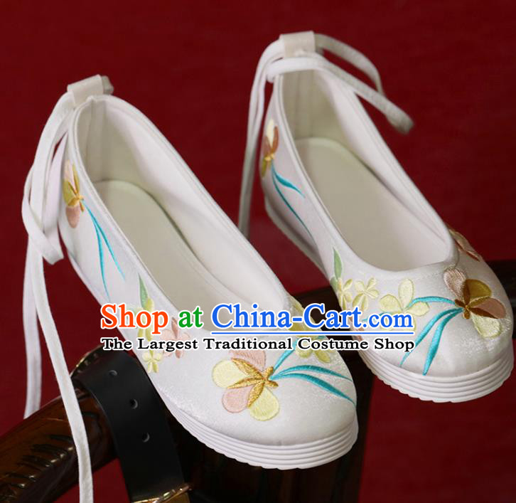 China Beijing White Satin Shoes Handmade Hanfu Shoes Princess Shoes Embroidered Shoes Women Shoes