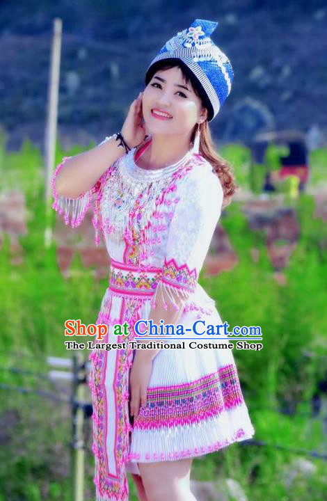 China Miao Nationality White Short Dress and Hat Traditional Ethnic Folk Dance Apparels Mengzi Tujia Minority Costumes
