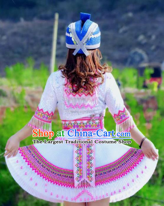 China Miao Nationality White Short Dress and Hat Traditional Ethnic Folk Dance Apparels Mengzi Tujia Minority Costumes