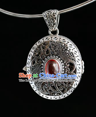China Handmade Classical Accessories Traditional National Silver Carving Sachet Necklet Jewelry Garnet Necklace Pendant