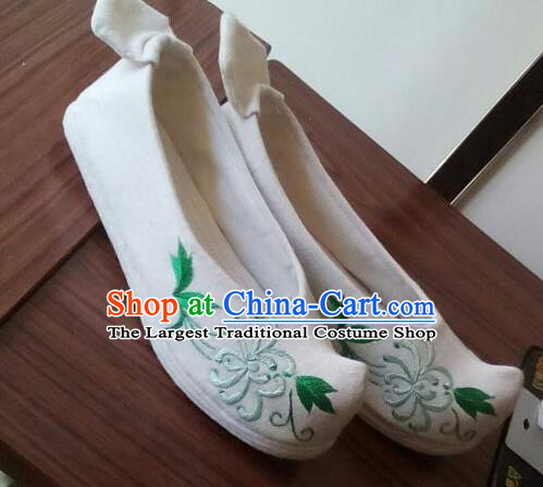 Chinese Traditional Handmade Embroidered Chrysanthemum White Shoes Opera Shoes Hanfu Shoes Ancient Princess Shoes for Women
