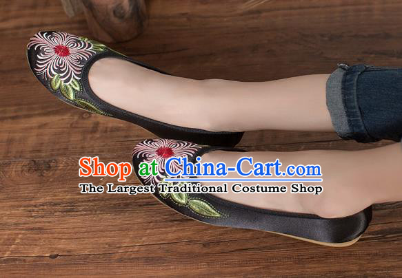 Chinese Traditional Embroidered Chrysanthemum Black Shoes Opera Shoes Hanfu Shoes Satin Shoes for Women