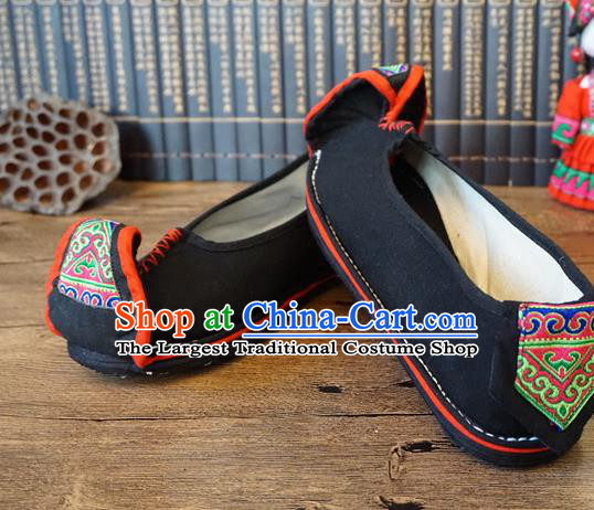 Traditional Chinese Yunnan Ethnic Embroidered Shoes Handmade National Black Shoes Hanfu Dress for Women