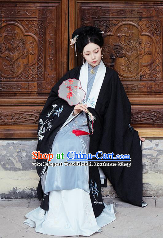 Chinese Traditional Ming Dynasty Historical Costume Ancient Royal Countess Embroidered Black Cloak for Women