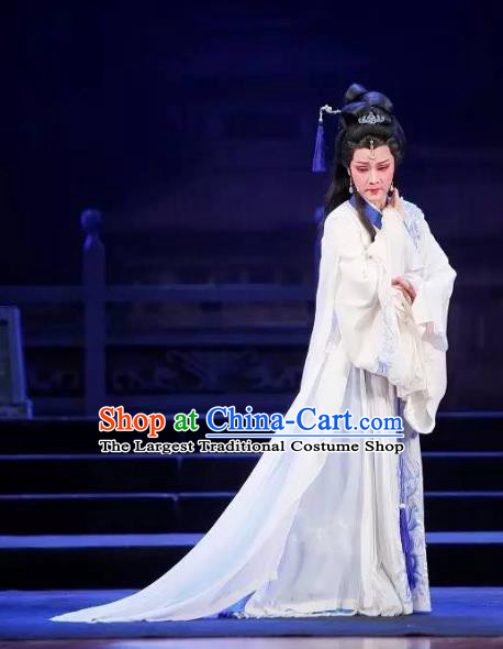 Tong Que Tai Chinese Shaoxing Opera Young Beauty Apparels Costumes and Headpieces Yue Opera Hua Tan Diao Chan White Dress Garment