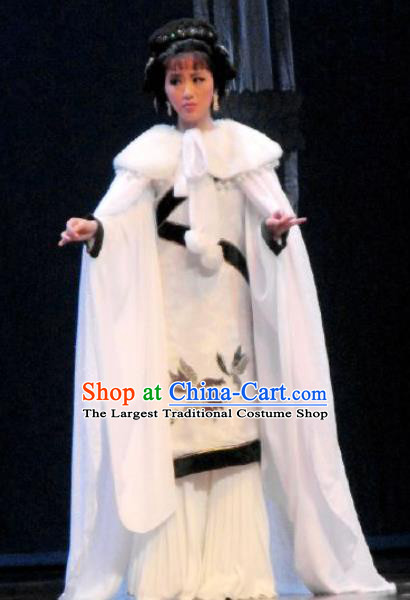 Chinese Kun Opera Noble Lady White Hanfu Dress The Story of Pipa Peking Opera Garment Apparels Young Female Costumes and Headpieces