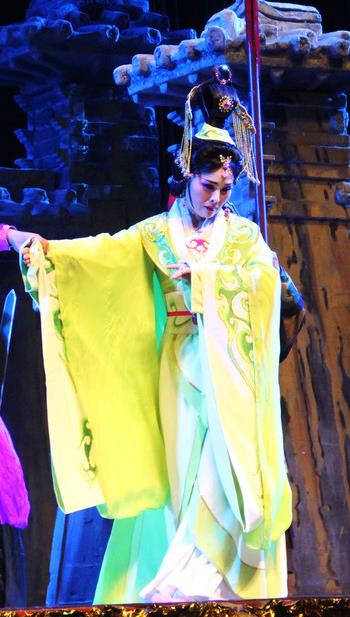 Chinese Beijing Opera Hua Tan Garment Costumes and Hair Accessories Traditional Peking Opera Cao Cao Actress Zhen Fu Dress Apparels