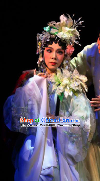 Chinese Cantonese Opera Diva Du Caiwei Garment Hua Yue Ying Costumes and Headdress Traditional Guangdong Opera Young Beauty Apparels Hua Tan Dress