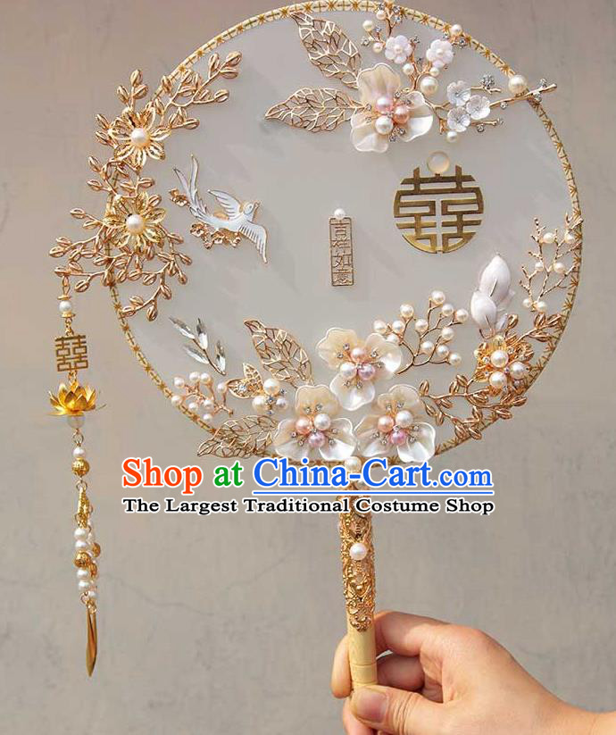 China Traditional Shell Flowers White Fan Handmade Golden Tassel Palace Fan Classical Wedding Circular Fan