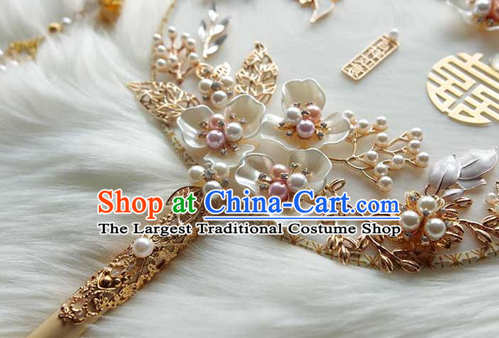 China Traditional Shell Flowers White Fan Handmade Golden Tassel Palace Fan Classical Wedding Circular Fan