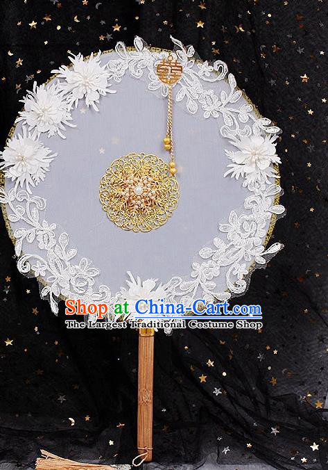 China Handmade White Lace Flowers Palace Fan Traditional Bride Circular Fan Wedding Silk Fan
