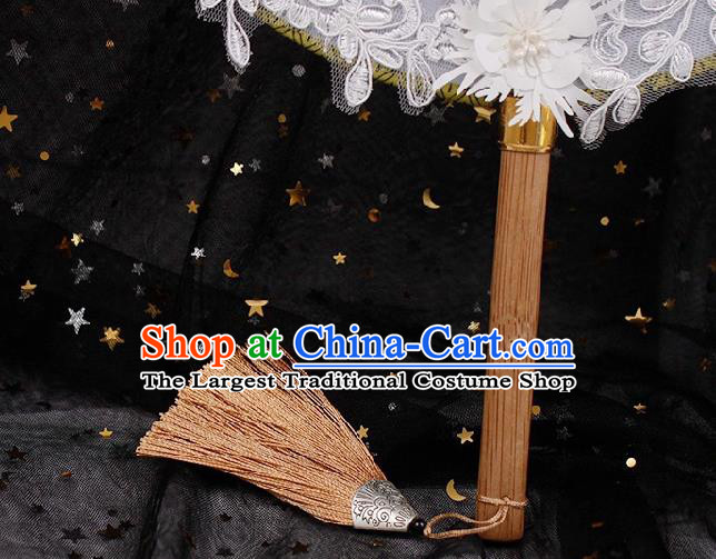 China Handmade White Lace Flowers Palace Fan Traditional Bride Circular Fan Wedding Silk Fan