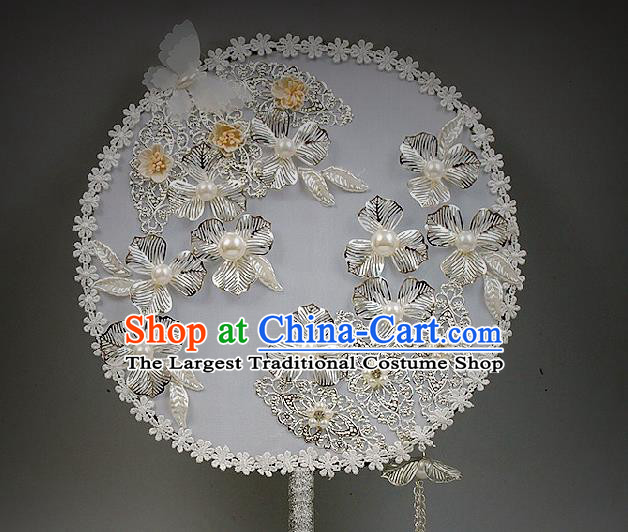 China Traditional Bride Argent Butterfly Circular Fan Wedding Silk Fan Handmade White Lace Palace Fan