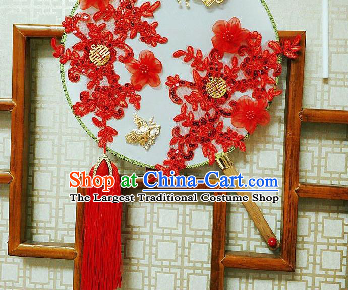 China Handmade Red Tassel Circular Fan Traditional Xiuhe Suit Silk Fan Wedding Bride Lace Palace Fan