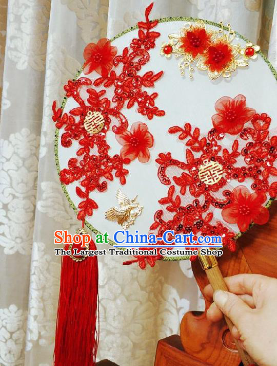 China Handmade Red Tassel Circular Fan Traditional Xiuhe Suit Silk Fan Wedding Bride Lace Palace Fan