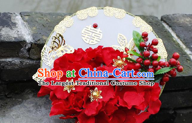 China Handmade Red Flowers Palace Fan Bride Circular Fan Traditional Wedding Xiuhe Suit Silk Fan