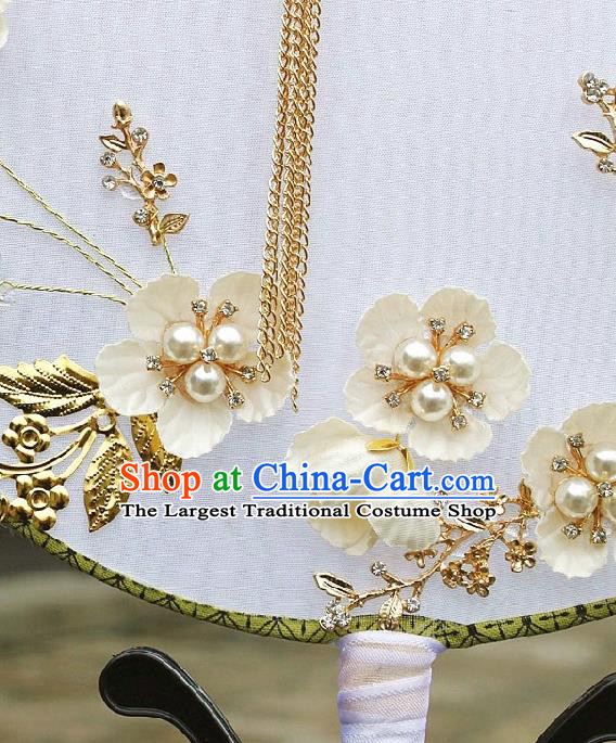 China Bride White Plum Circular Fan Handmade Palace Fan Traditional Wedding Xiuhe Suit Silk Fan