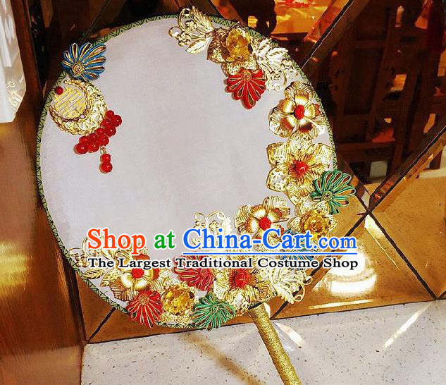 China Bride Golden Flowers Circular Fan Traditional Xiuhe Suit Silk Fan Handmade Wedding Palace Fan