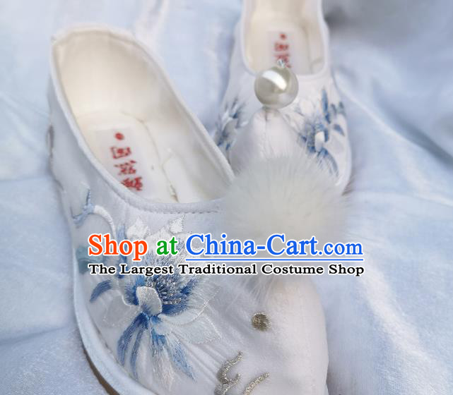 Handmade Chinese Traditional Ming Dynasty Princess Shoes Embroidered Epiphyllum Shoes White Satin Shoes