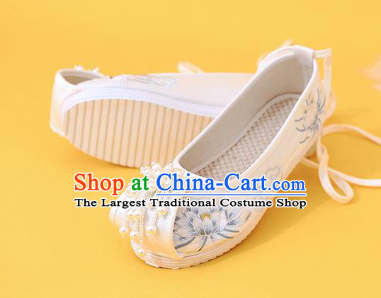 China Classical Beads Tassel Shoes Embroidered Epiphyllum Shoes Traditional National Shoes