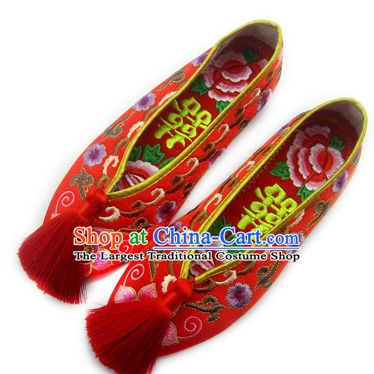 China Wedding Red Satin Shoes Classical Bride Shoes Traditional Embroidered Plum Blossom Shoes