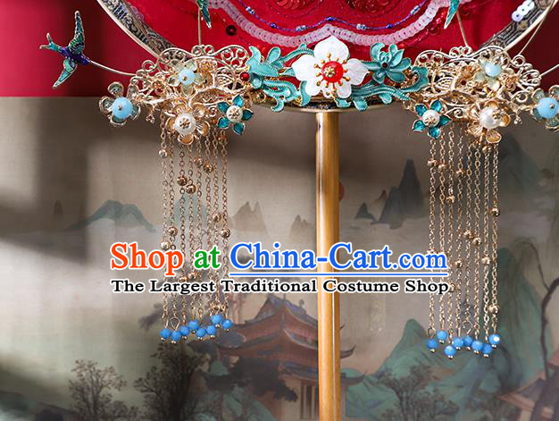 China Embroidered Red Silk Fan Handmade Bride Palace Fan Traditional Wedding Xiuhe Suit Circular Fan