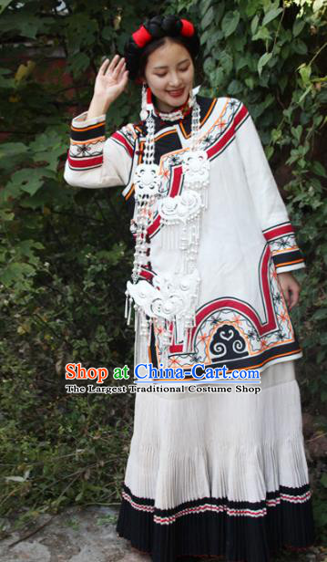 China Yi Nationality Wedding Bride White Outfits Clothing Traditional Liangshan Ethnic Folk Dance Costumes and Headpiece