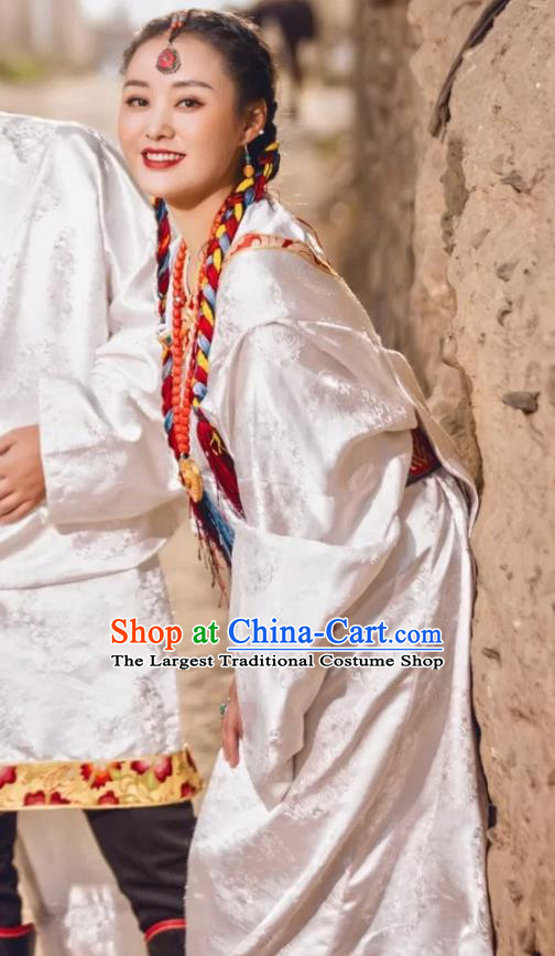 China Traditional Xizang Female White Brocade Tibetan Robe Zang Nationality Bride Performance Clothing