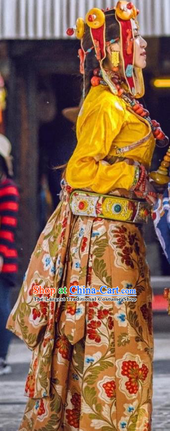 China Traditional Xizang Woman Golden Tibetan Robe Zang Nationality Stage Performance Wedding Clothing