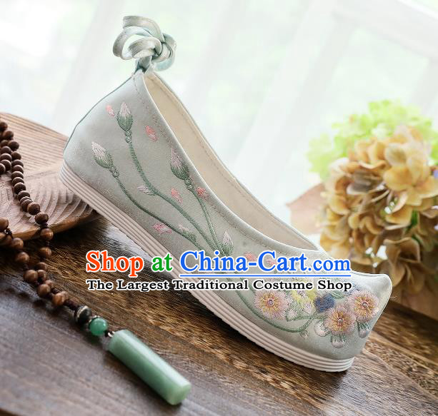 China National Embroidered Flowers Light Green Cloth Shoes Traditional Ming Dynasty Hanfu Shoes Handmade Princess Shoes