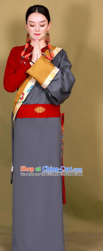 China Traditional Xizang Minority Grey Bola Tibetan Robe Zang Nationality Heishui Dance Clothing