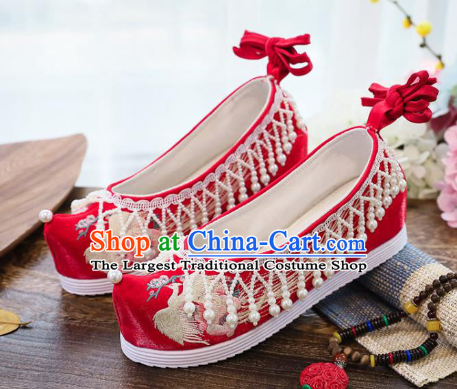 China Handmade Wedding Pearls Tassel Shoes National Embroidered Phoenix Shoes Traditional Xiuhe Red Cloth Shoes