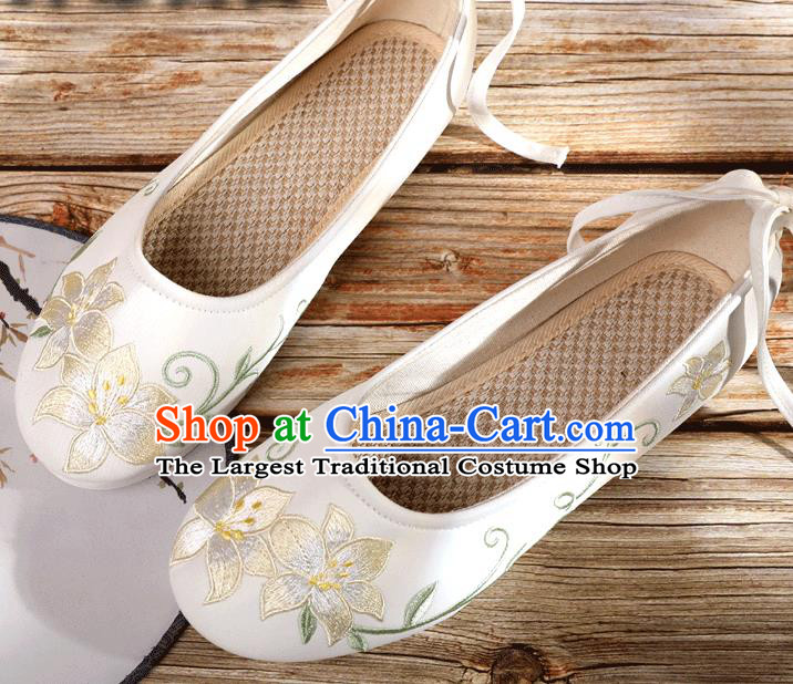 China Embroidery Lily Flowers Shoes National Woman Dance Shoes Traditional Beijing Cloth Shoes
