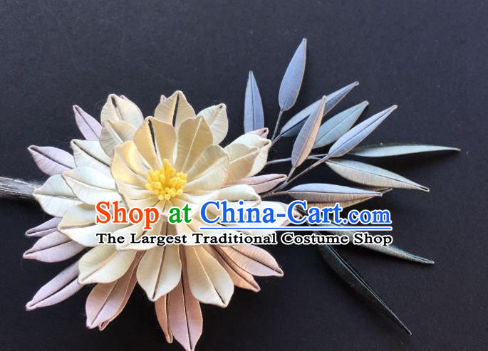 China Handmade Beige Silk Epiphyllum Hairpin Traditional Ming Dynasty Hair Accessories Ancient Young Lady Hair Stick